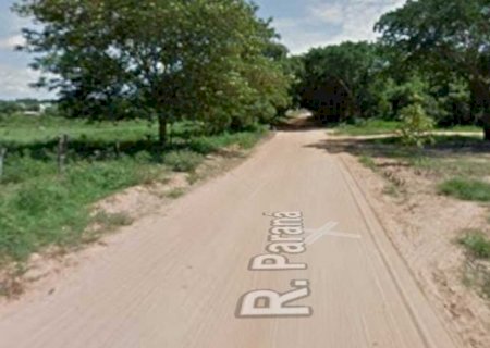 Casal com bebê sem cadeirinha foge da polícia com medo de perder carro em Coxim