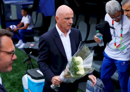Técnico da Noruega entrega flores a auxiliar da França por morte de mãe de Deschamps