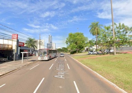 Motociclista é flagrado cortando giro em estacionamento da Afonso Pena e foge da PM na contramão