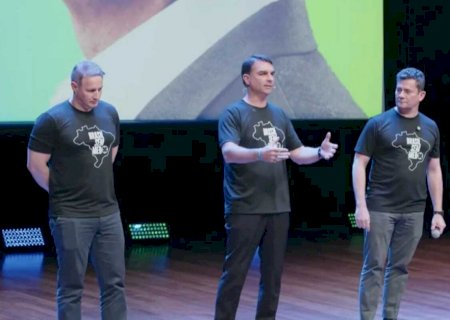 'O PT da Bahia acaba de ser implodido pela PF', reage Flávio Bolsonaro