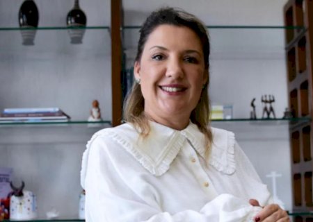Daniella assiste ao jogo do Brasil com Eduardo Bolsonaro