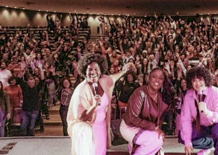 É possível fazer rir e incomodar, diz atriz do projeto Humor Negro