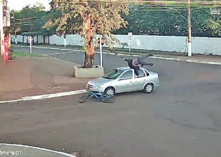 Vídeo - Ciclista é arremessado sobre carro após acidente em cruzamento de Itaporã