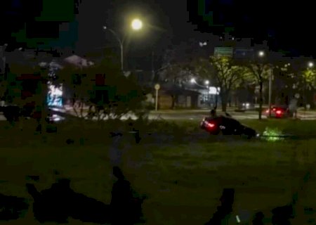 Motorista perde controle de BMW e quase cai em córrego do Parque das Nações Indígenas (vídeo)