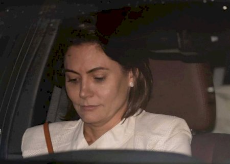 Michelle sinaliza que sabe de algo comprometedor sobre Flávio