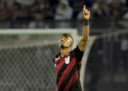 Leozinho faz primeiros gols na Série A pelo Athletico e revive saída do futsal: "Me chamaram de louco"
