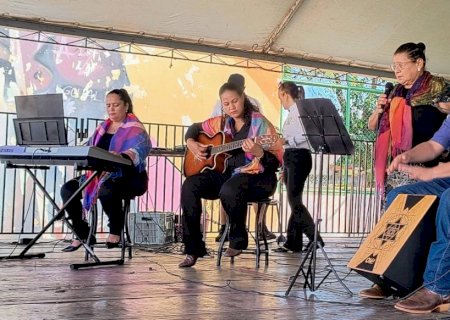 Mães Atípicas da APAE de Itaporã emocionam público e conquistam reconhecimento no Festival Nossa Arte em Dourados