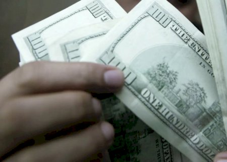 Dólar fecha estável, mas acumula queda de 1,82% em julho
