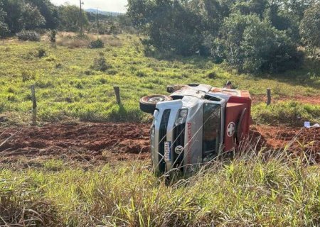 Pneu de ambulância estoura e veículo capota na MS-040 (vídeo)
