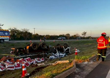 Motorista morre após caminhão com sal tombar na BR-163