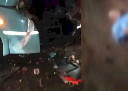 Passageiro morre e vários ficam feridos em batida entre ônibus e caminhão na fronteira (vídeo)