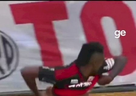 Bruno Henrique provoca River Plate em comemoração e mostra tatuagem da taça da Libertadores; veja vídeo