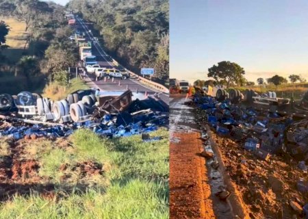 Carreta de cerveja tomba em rodovia, deixa três feridos e um morto na MS-377