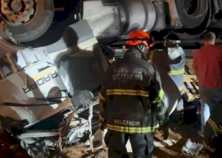Motorista morre e 3 ficam feridos após carreta de cerveja capotar
