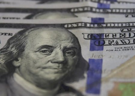 Dólar cai ao menor valor desde junho com alta do petróleo