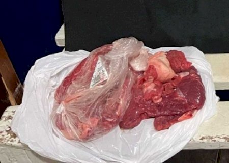 Homem esconde carne na calça e ameaça funcionários
