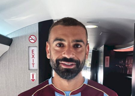 Salah chega à Turquia, veste camisa do Trabzonspor e é recebido com festa