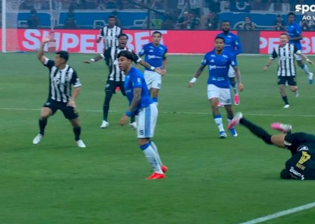 Ruan é levantado por Kaio Jorge, bate cabeça e é substituído em protocolo de concussão; veja cena