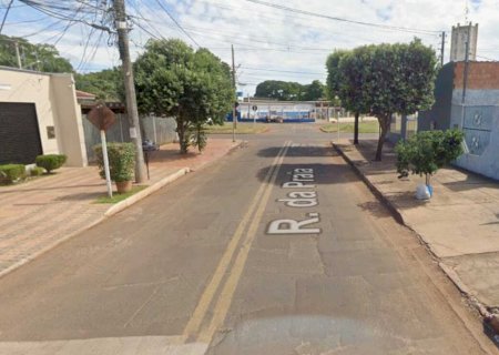 Suspeito de roubo puxa faca para policiais e leva tiro na perna no MS