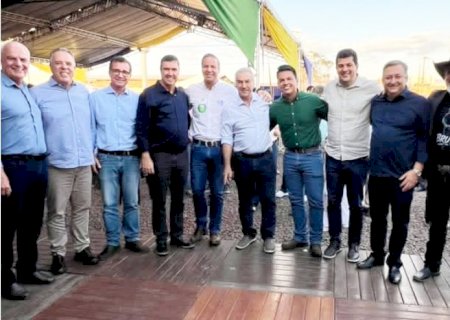 Vídeo - Prefeito de Itaporã, Tiago Carbonaro, participa de encontro que reúne 77 prefeitos em apoio a Riedel