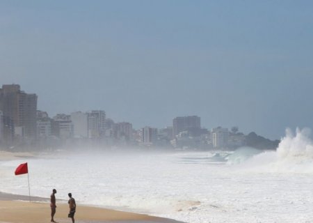 Rio terá dia de temperatura em declínio com chuva e mar de ressaca