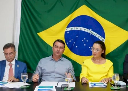 Flávio Bolsonaro propõe tesouraço de gastos e limite a decisões do STF