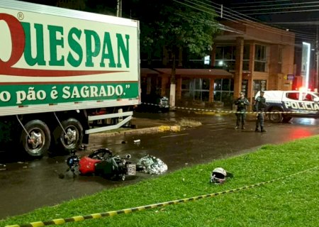 Jovem morre após colidir na traseira de caminhão estacionado