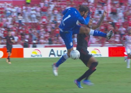 Goleiro do Náutico sai do gol, atropela atacante e é expulso, mas lance é anulado; veja vídeo