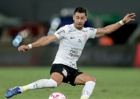 Ex-meia Giuliano alega calote milionário e processa o Corinthians