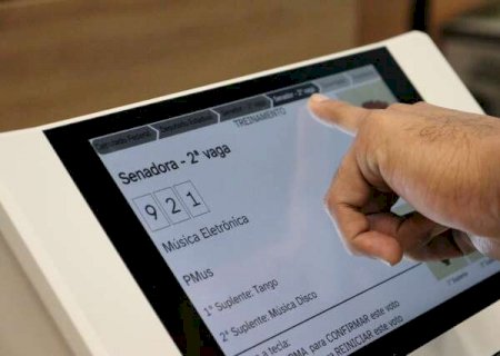 Urna eletr&ocirc;nica ganha novo recurso para orientar eleitor na vota&ccedil;&atilde;o de 6 cargos