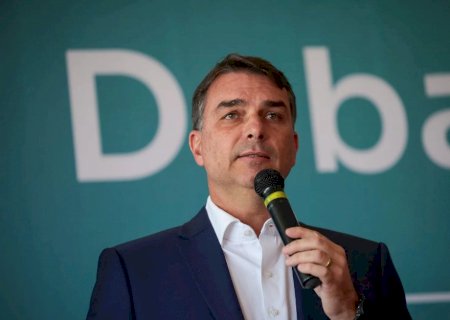 Flávio Bolsonaro se encontra com ministro de Bukele e diz que Brasil tinha que prender mais
