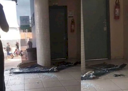 Homem surta e quebra porta de vidro da UPA Coronel Antonino