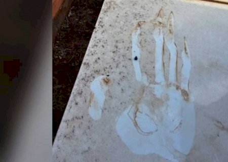 Loisomem? Marca de mão gigante em túmulo intriga moradores em cemitério de Rio Brilhante