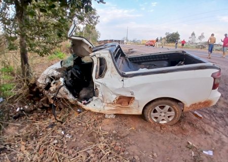 Coxim - Batida frontal entre picape e carreta deixa motorista preso às ferragens na BR-163
