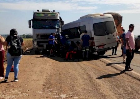Colisão entre van e caminhão parado deixa feridos entre Fátima do Sul e Dourados