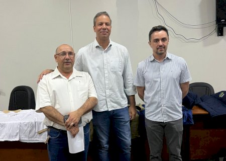 Adriano Martins celebra conquista para servidores com entrega de uniformes e EPIs em Itaporã