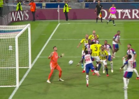 Gestos obscenos de ex-Arsenal para torcida do Lyon causam briga generalizada na Champions; veja