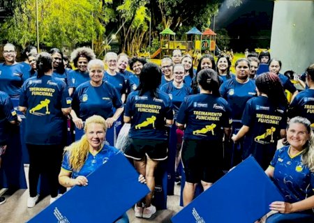 Prefeitura entrega materiais esportivos para participantes do projeto "Esporte que Cuida"