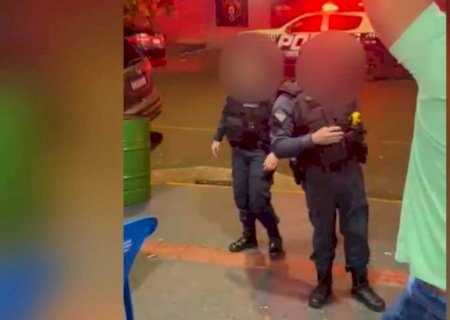 Policial aponta arma para clientes durante abordagem em conveniência de Dourados