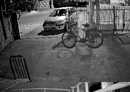 Itaporã: homem entra em residência e furta bicicleta; ação é registrada por câmera