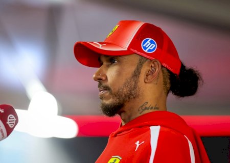 Hamilton ironiza estratégia da Ferrari pelo rádio na Holanda: "Grande forma de perder tempo!"