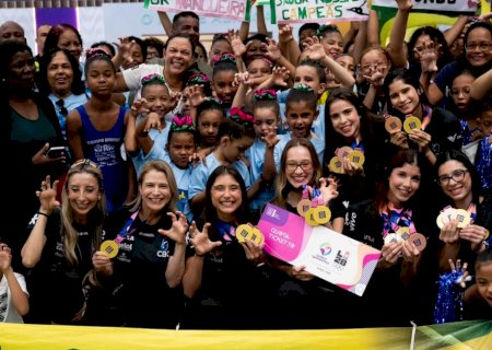 Campeãs mundiais da ginástica rítmica do Brasil são recebidas com festa em aeroporto do Rio