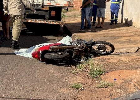 Mulher morre após grave acidente entre motocicleta e caminhão