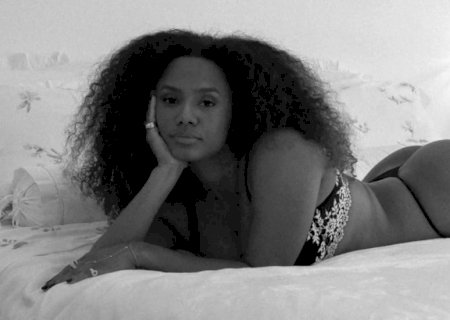 Jéssica Ellen posa de lingerie e recebe elogios: 'Um monumento'