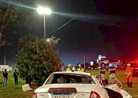 Homem morre após veículo sair da pista e bateu em árvore no trevo saída de Dourados para Rio Brilhante