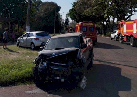 Motorista perde controle e bate em poste de luz em Corumbá
