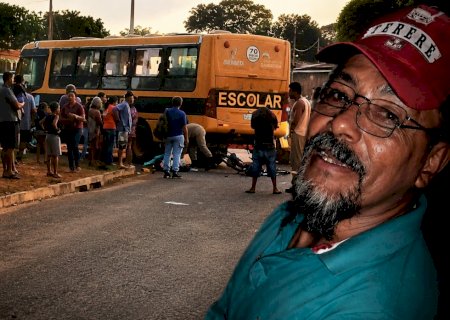 Acidente entre bicicleta elétrica e ônibus escolar deixa homem morto e criança ferida em MS