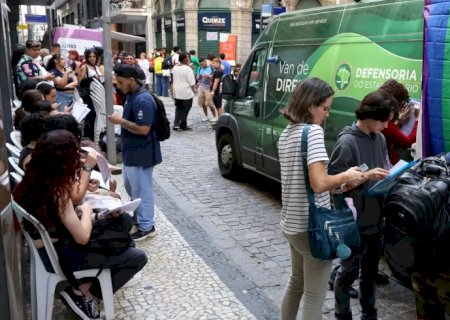 Transexuais e travestis fazem ato no RJ em defesa da democracia