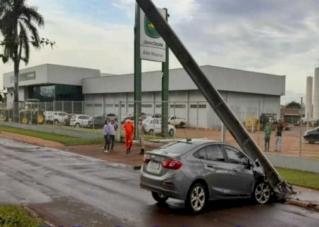 Médica desvia de cachorro e derruba poste de energia em Maracaju