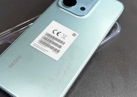Mulher aproveita distração e furta celular de idoso dentro de comércio